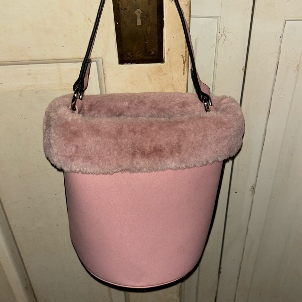 Ladies pink fur trimmed bucket bag